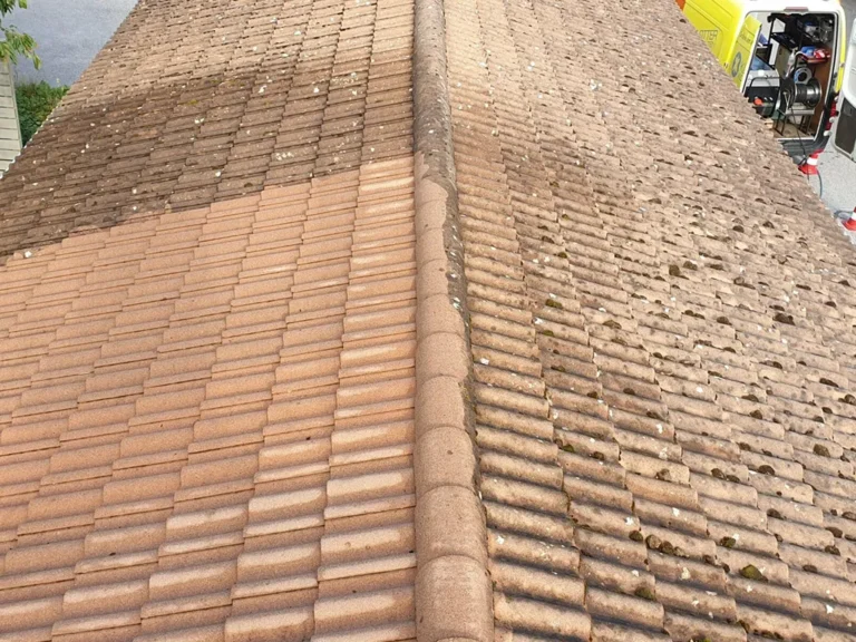 Pågående taktvätt av carportstak hos Brf Eskilstunahus