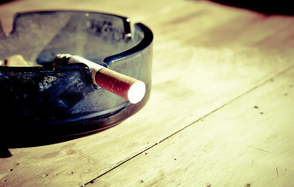 bild på askkopp och cigarett som kan orsaka röklukt inomhus