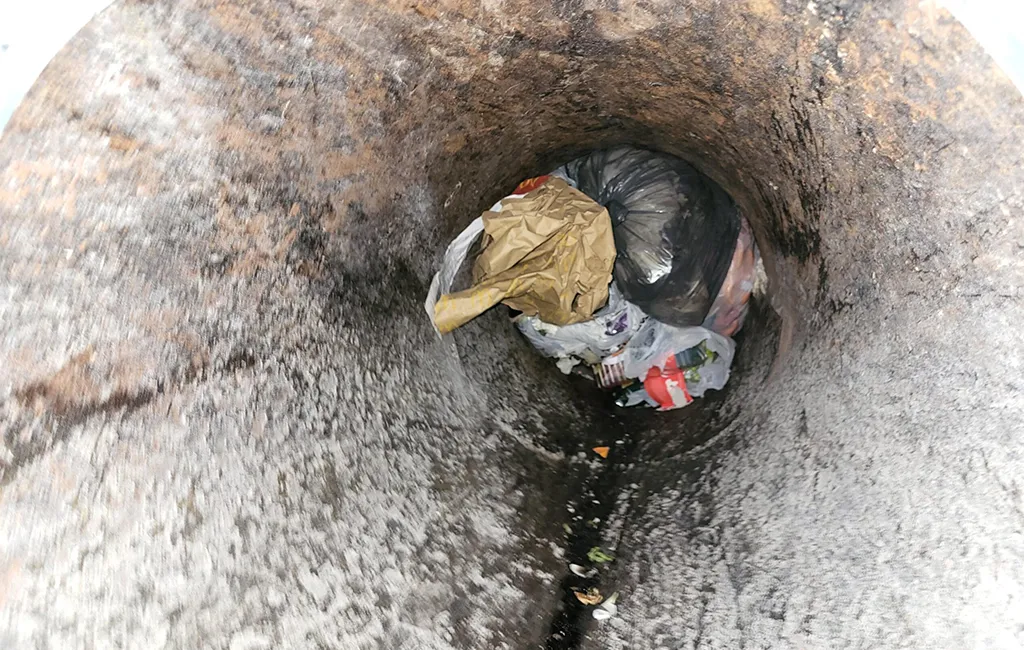 före-bild av insidan av sopnedkast som det blivit stopp i - inför rensning