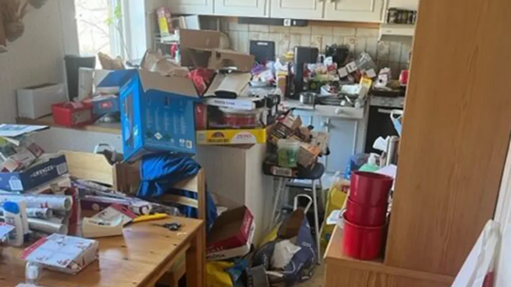 omslagsbild som visar insidan av en stökig fastighet
