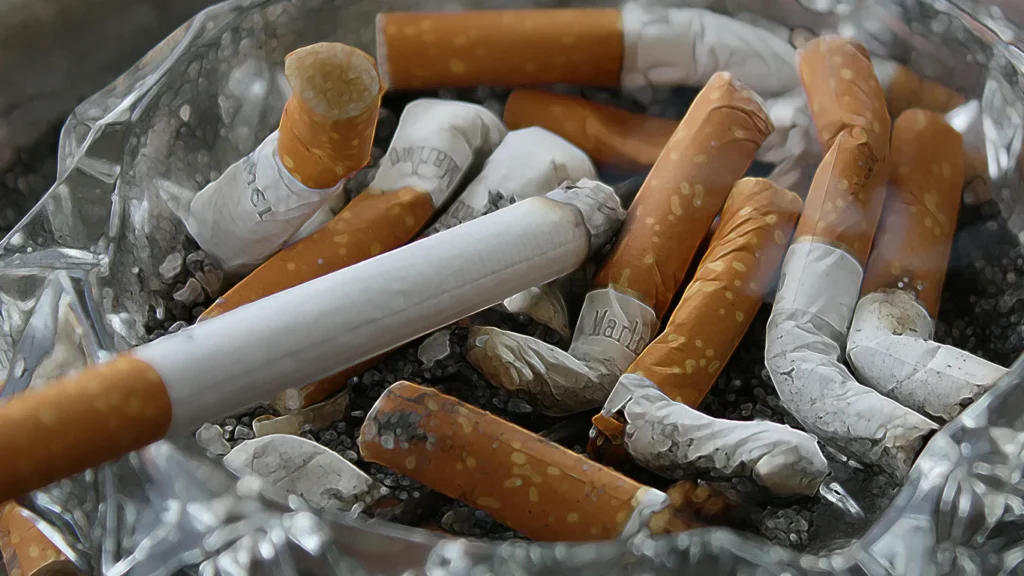 bild på cigarettfimpar som indikerar rök i bostaden