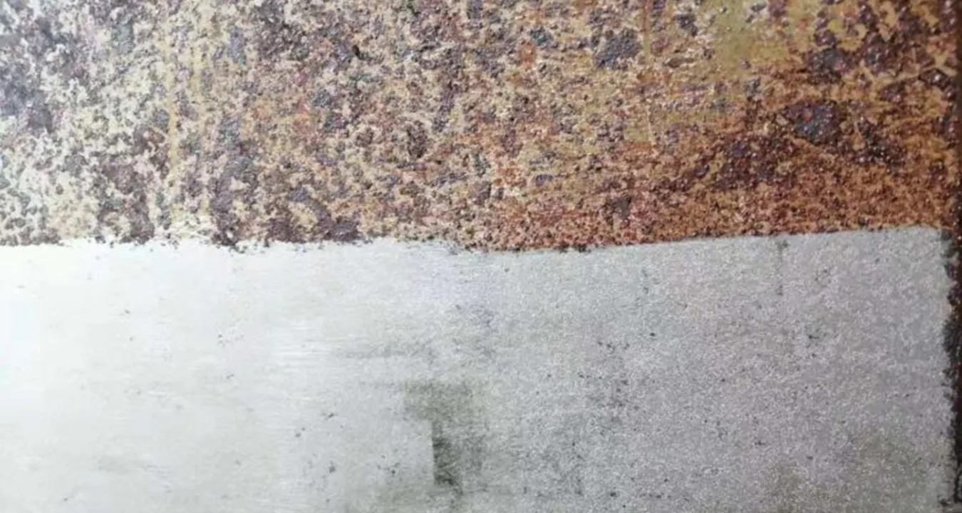före-efter bild av pågående rengöring av rost med laser