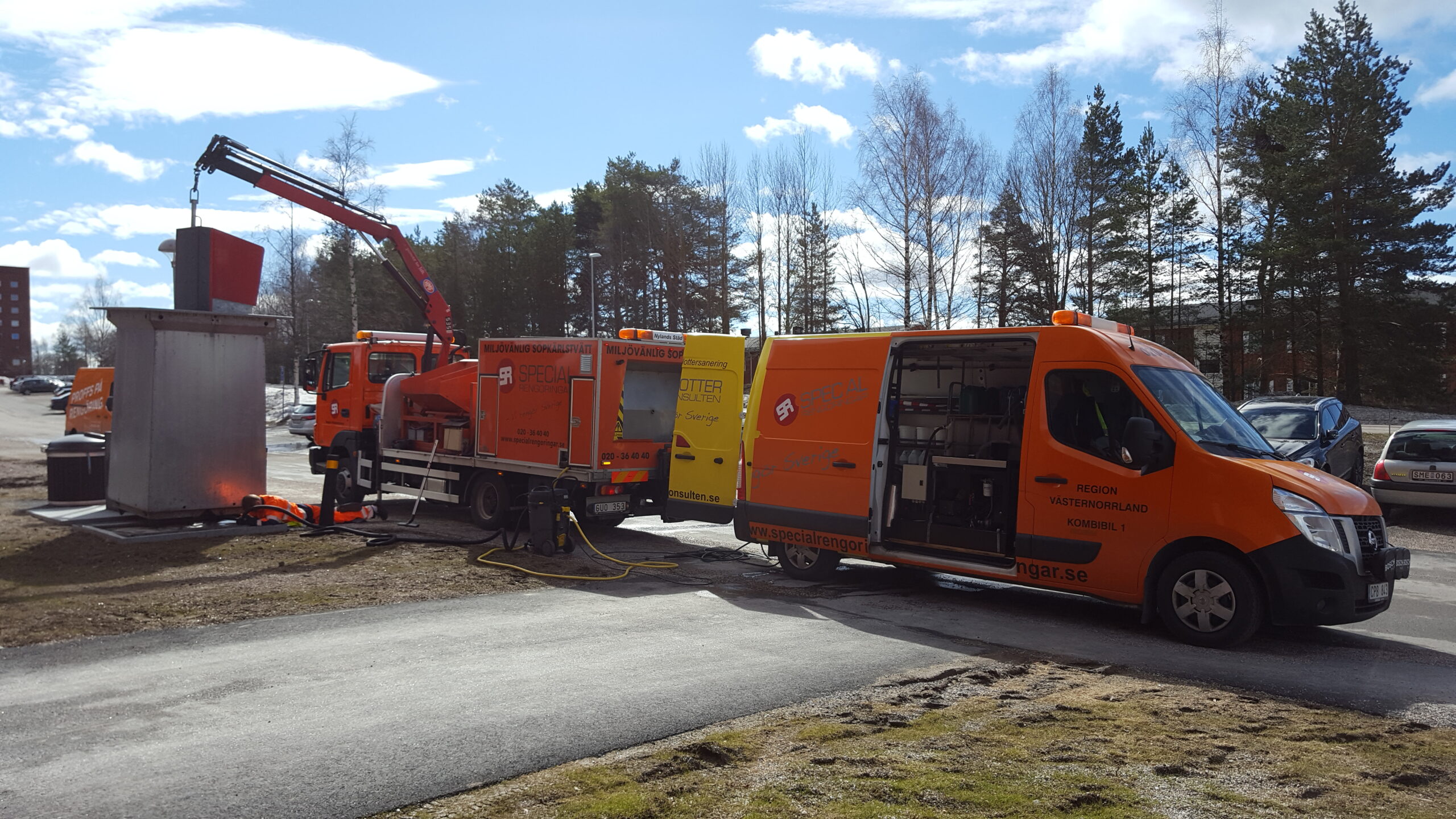 Rengöring av Molok med kranbil och servicefordon