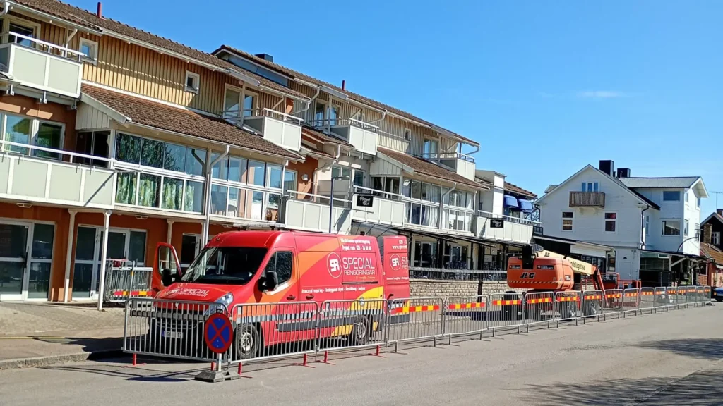 Taktvätt från lift vid avspärrat arbetsområde på Öland.